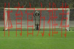 C罗挑战机器人守门员,射门频频被挡出,最后抓住漏洞进球 C罗挑战机器人守门员,射门频频被挡出,最后抓住漏洞进球